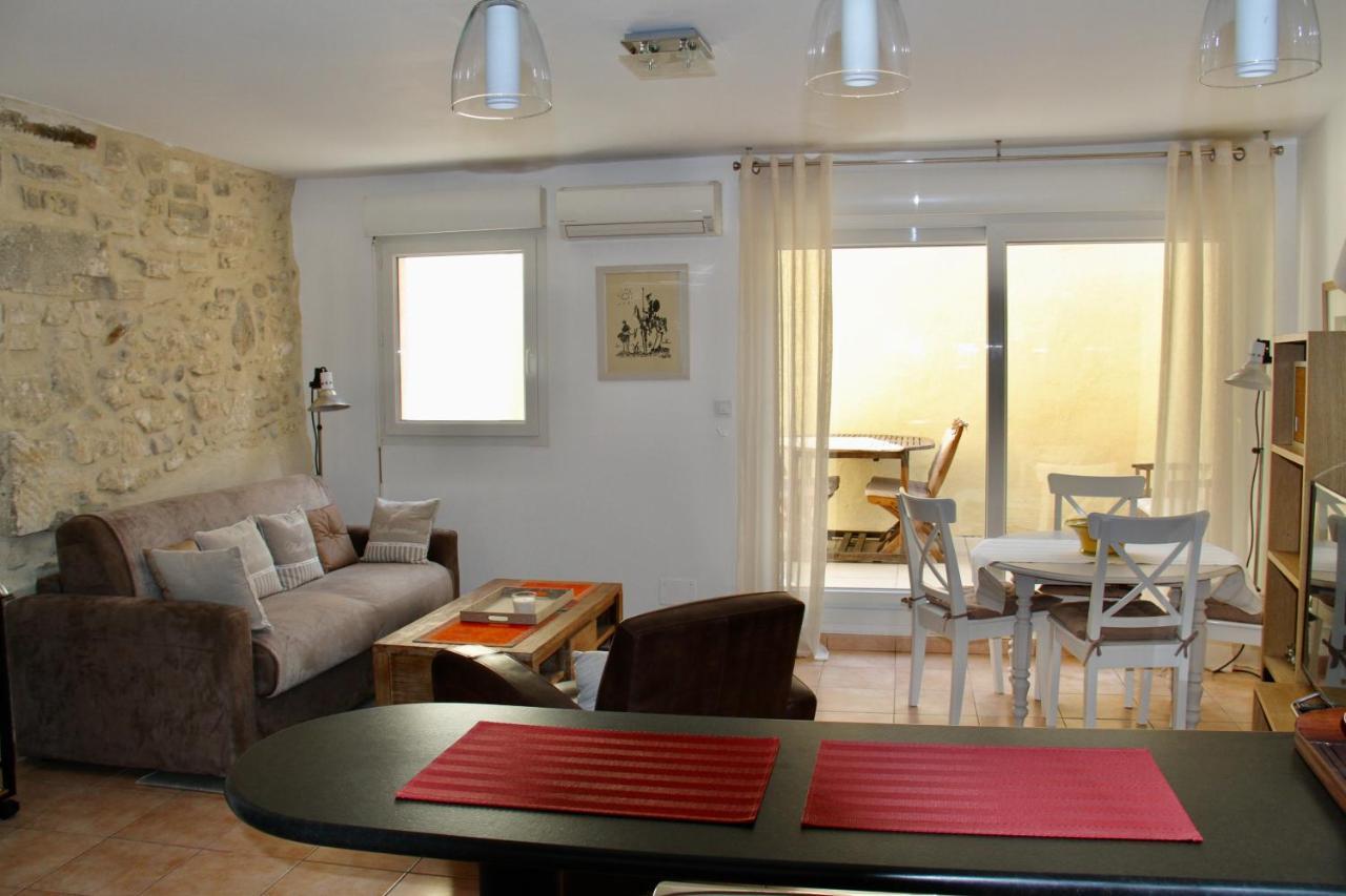 Agreable Maison De Ville Eyragues Exterior foto