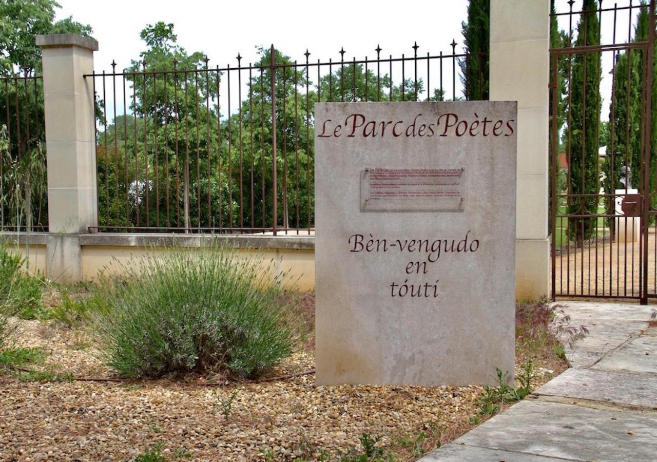 Agreable Maison De Ville Eyragues Exterior foto