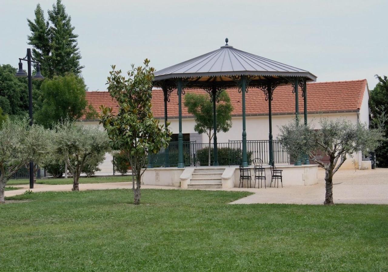 Agreable Maison De Ville Eyragues Exterior foto